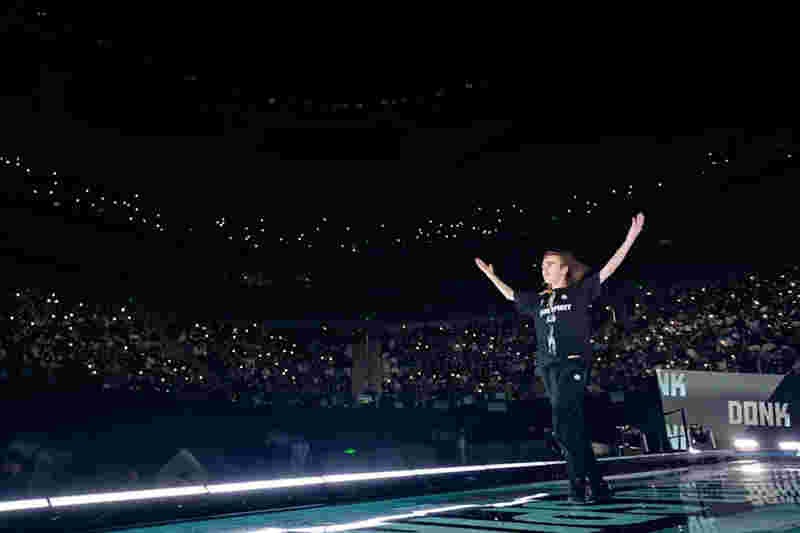 合把矛头指 合把矛头指